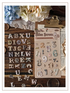 Vista macro de pegatinas vintage de alfabeto floral con letras y números para manualidades