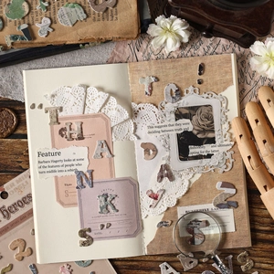 Set de pegatinas vintage con letras para álbumes de recortes en madera oscura