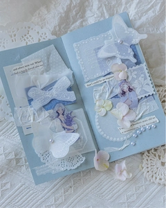 Dettaglio di adesivi 3D in schiuma e materiali per scrapbooking vintage blu pastello