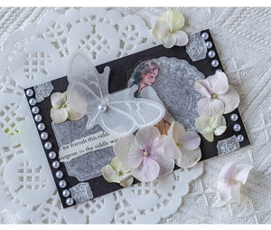 Dettaglio di adesivi vintage in schiuma con farfalla 3D ed elementi floreali di ortensia