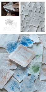Dettaglio macro di adesivi per scrapbooking vintage con fiori e motivi di francobolli