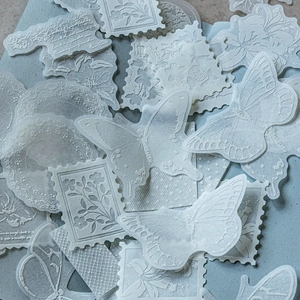 Adesivi minimalisti in schiuma 3D bianca con farfalle e motivi floreali in pizzo eleganti