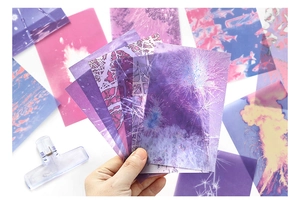 Détail d'autocollants en papier vélin violet avec des motifs de feux d'artifice pour scrapbooking