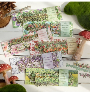 Dettaglio di adesivi a strisce lunghe serie foresta con motivi di fiori e viti su legno
