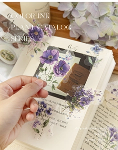 Detailopname van transparante PET-stickers met paarse papaver en blauwe aquarelbloemen