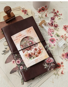 Detail van vintage aquarel bloemen stickers op PET materiaal voor scrapbook decoratie