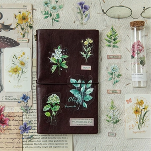 Vintage lederen reiziger notitieboek gedecoreerd met botanische PET bloemenstickers