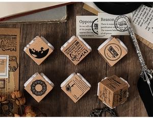 Detailansicht des Vintage-Holzstempel-Sets mit Sonnenblumen- und Mondphasenmotiven