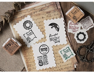 Makroaufnahme von Vintage-Holzstempeln mit botanischen Motiven und Retro-Typografie