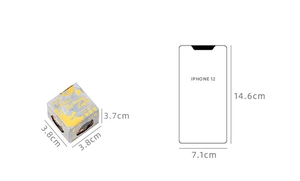 Detailmaße der Vintage-Stempelbox 3,8x3,8x3,7cm im Vergleich zu einem Smartphone