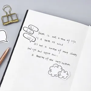 Creatieve zwart-wit tekstballon stickers op notitieblok met stijlvolle schrijfwaren