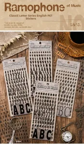 Macro di adesivi in PET con lettere vintage per scrapbooking su sfondo di legno scuro