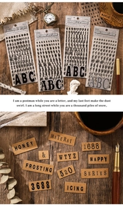 Dettaglio di adesivi vintage con alfabeto inglese per scrapbooking e decorazione diari