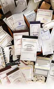 Detailansicht alter Papierschnipsel mit Silberfolienprägung für Scrapbooking-Dekoration