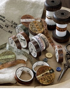 Dettaglio di nastri washi vintage a tema righello con cancelleria antica su legno