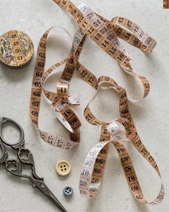 Dettaglio di nastro washi vintage con design di metro a nastro antico e segni numerici