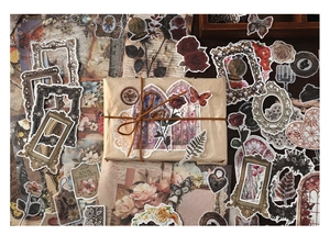 Détail de stickers scrapbooking vintage avec motifs floraux et cadres baroques élégants