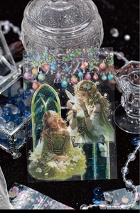 Makro-Detail von PET-Dekostickern mit Waldelfen-Motiven und holografischem Laser-Finish-Effekt