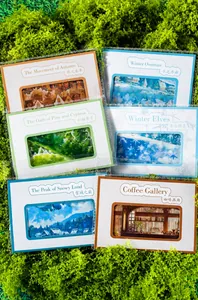 Primer plano de pegatinas de PET con tema forestal sobre musgo para scrapbooking