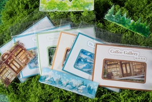 Detalle de las pegatinas PET Cuatro Estaciones con temas de café vintage y bosque sobre musgo