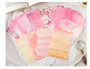 Primer plano de papeles de scrapbooking acuarela con texturas de flores y mariposas