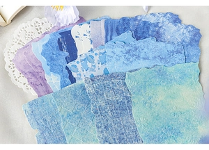 Primer plano de papel de acuarela azul y púrpura con texturas florales en relieve para manualidades
