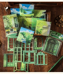 Primer plano de pegatinas de bosque y ventanas de Canterbury sobre fondo de madera
