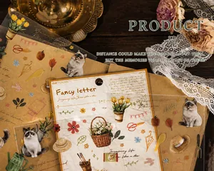 Détail d'autocollants vintage pour scrapbooking avec chats et fleurs sur un bureau