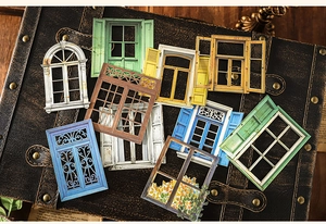 Detalle de pegatinas retro con diseño de ventanas para scrapbooking sobre cuero viejo