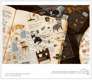 Détail d'autocollants PET sur livre ancien avec chat, plantes et meubles de décoration
