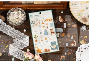 Détail d'autocollants décoratifs avec chats et meubles sur un bureau en bois vintage