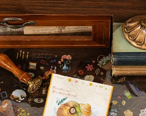 Gros plan d'autocollants PET vintage et d'un tampon de cire sur des pages de livre