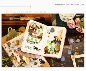 Détail d'autocollants vintage avec chats et plantes sur une page de carnet DIY