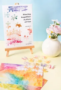 Macro di adesivi puzzle ad acquerello con mini cavalletto in legno per decorazione