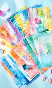 Dettaglio di adesivi per scrapbooking DIY con motivi a puzzle in varie tonalità pastello