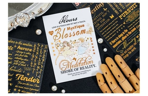 Détail des autocollants vintage avec lettrage doré et illustrations d'anges classiques