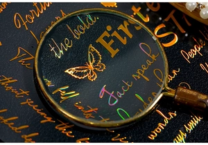 Détails macro d'autocollants papillons holographiques et typographie d'art avec loupe