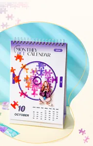 Dettaglio calendario da tavolo 2025 con illustrazione acquerello e motivi puzzle viola