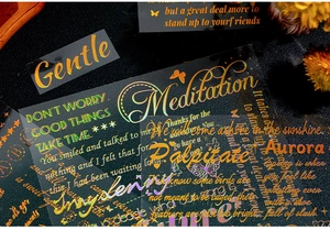Vue macro de stickers en PET holographiques avec mots anglais pour scrapbooking DIY