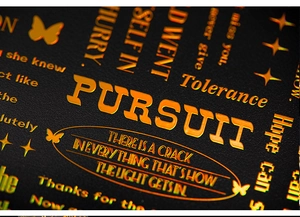 Macro d'autocollant noir mat avec citation dorée et motif de papillon élégant