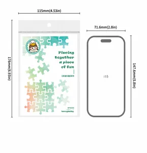 Confronto dimensioni degli adesivi acquerello con misure 115mm x 176mm accanto al telefono