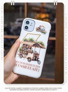 Detalle de funda de móvil con ilustraciones de café y texto artístico en inglés