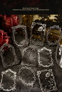 Vista macro di cornici metalliche vintage con fiori intagliati per decorazioni DIY