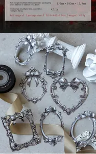 Makroaufnahme von Vintage-Silberrahmen mit Schleifenrelief für Scrapbooking und Deko