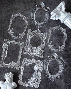 Nahaufnahme der silbernen Barockrahmen mit Engelsreliefs und klassischen Ornamenten