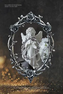 Dettaglio della cornice vintage argento traforata con rilievo di rose e motivi di vite