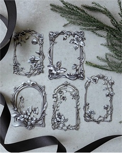Set mit fünf silberfarbenen Vintage-Metallrahmen und kunstvollen Blumenprägungen