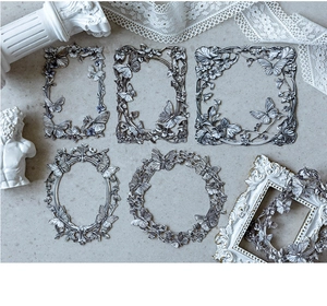 Nahaufnahme von Vintage-Hohlrahmen aus Silber für DIY-Scrapbooking mit Schmetterlingsdetails