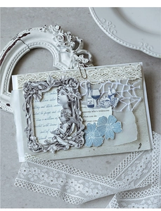 Detailansicht des Vintage-Scrapbook-Sets mit Engelrahmen und Spitzen-Collage-Elementen