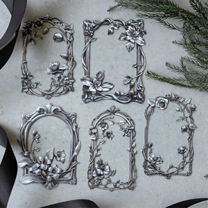 Vintage-Silberrelief-Rahmenset mit komplizierten Blumenmustern auf Texturhintergrund